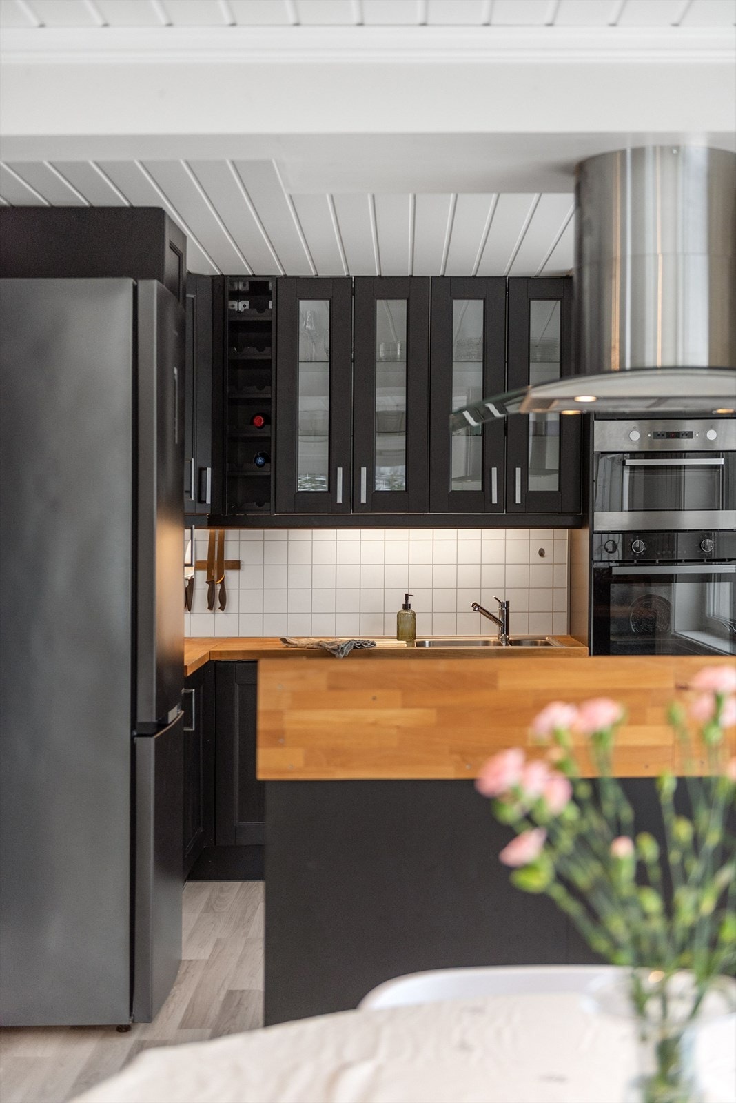 Kjøkkenet skilles fra spisestuen med øy hvor koketopp er plassert. Galleribilde