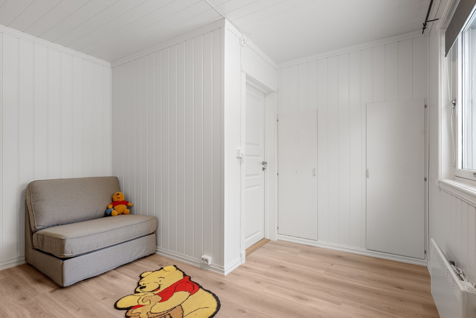 Rommet har også praktiske innebygde skap. Galleribilde