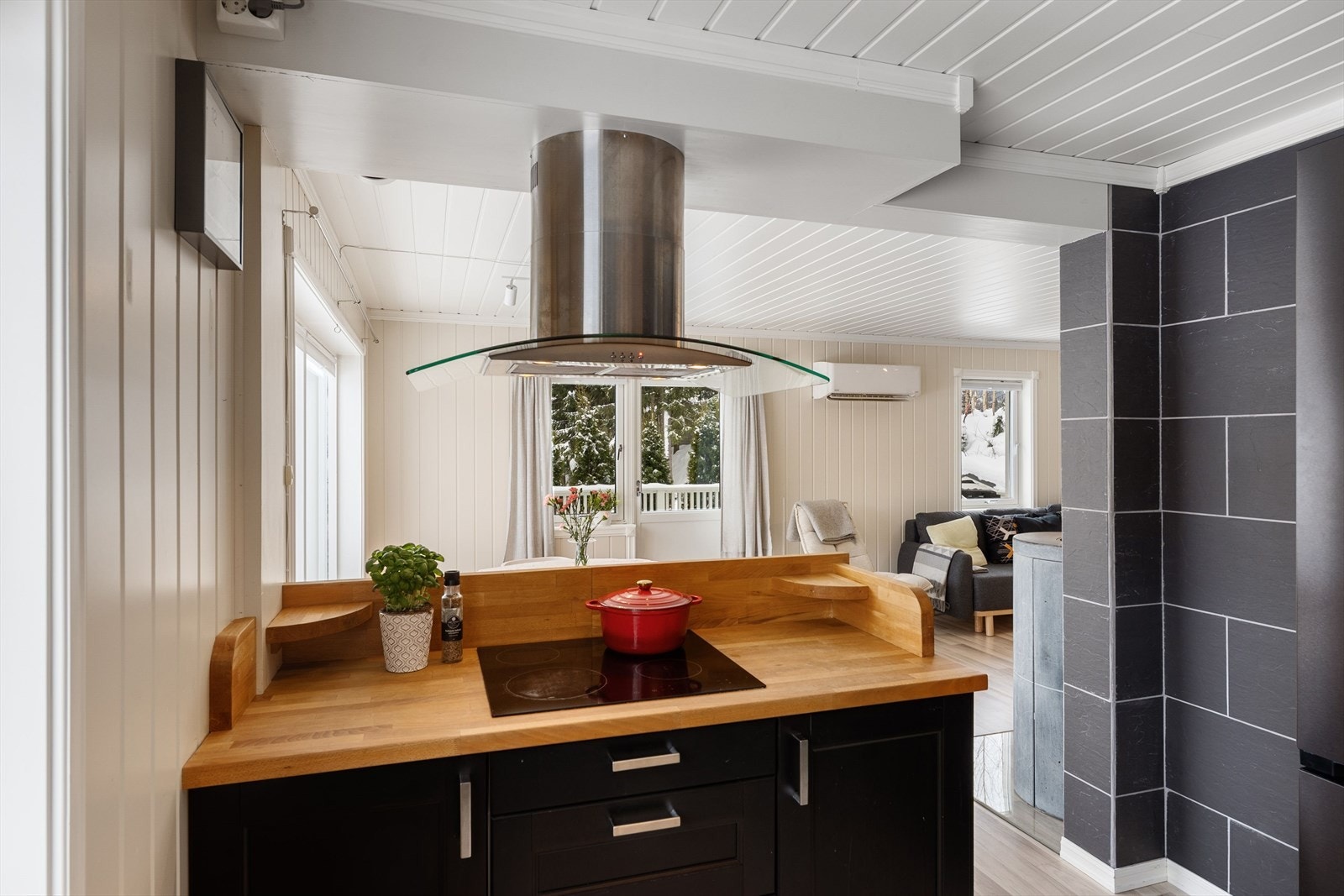 Plasseringen av koketoppen gjør det enkelt å underholde gjester under matlagingen. Galleribilde