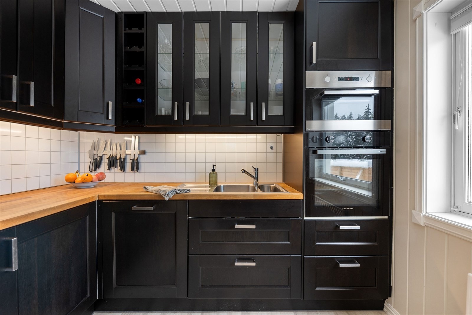 Kjøkkenet har benkeplate i heltre og godt med skap- og benkplass. Galleribilde