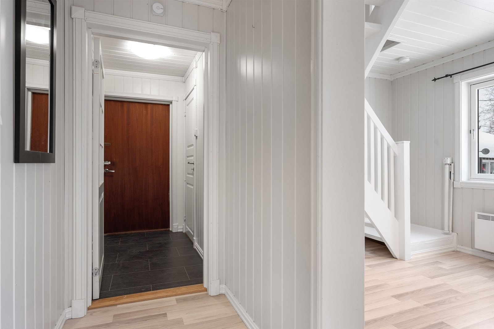 Velkommen inn - Vindfang med garderobe i nisje. Galleribilde