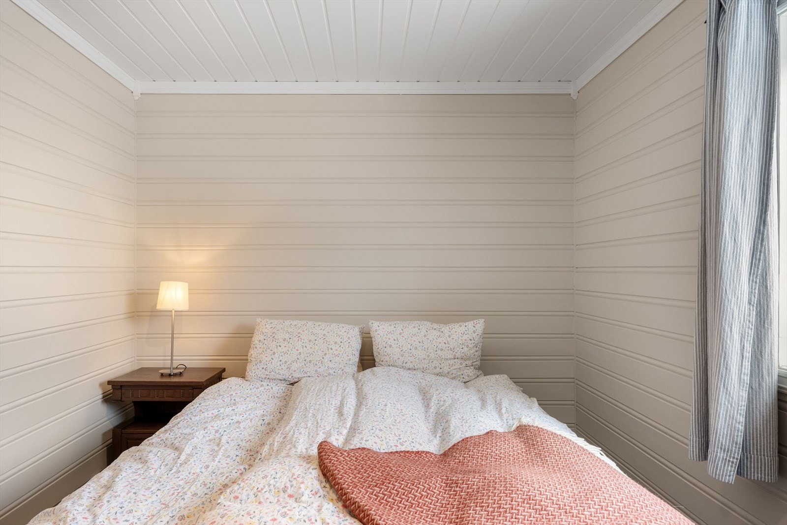 God plass til dobbeltseng med tilhørende møblement. Galleribilde