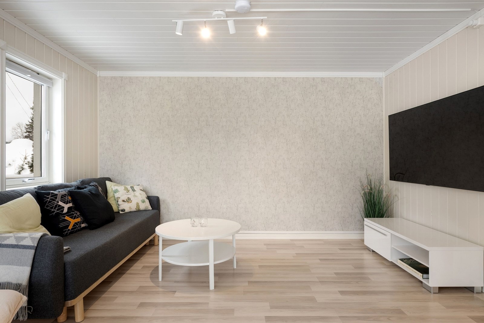 Romslig sofaområde med plass til ønsket møblering. Galleribilde