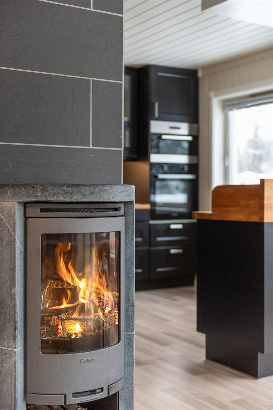 Detalj - Peisovn og varmepumpe sørger for effektiv og behagelig oppvarming. Galleribilde