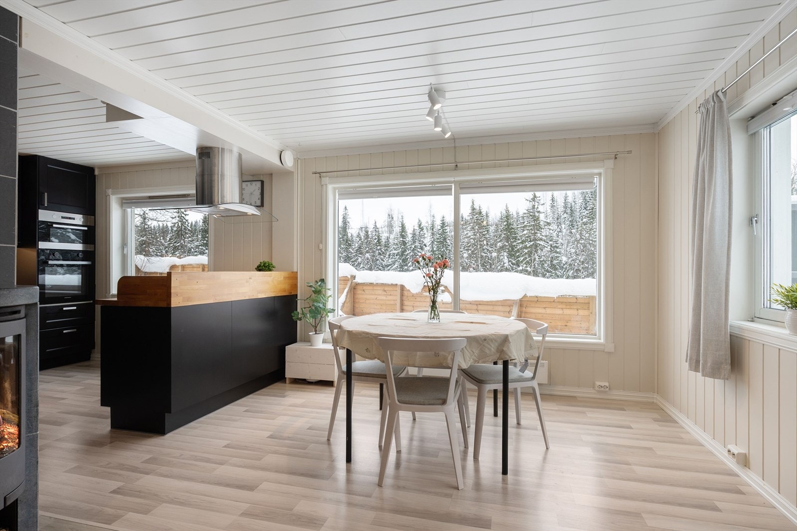 Stue, spisestue og kjøkken ligger i en åpen og sosial løsning. Galleribilde