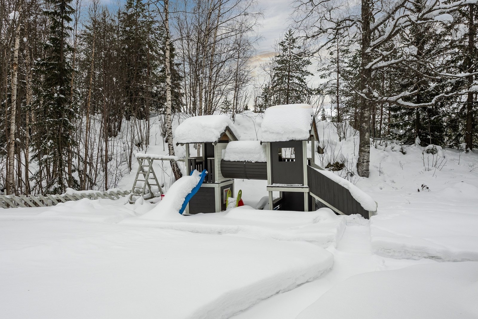 I bakkant av hus og garasje har man stor og skjermet tomt! Galleribilde