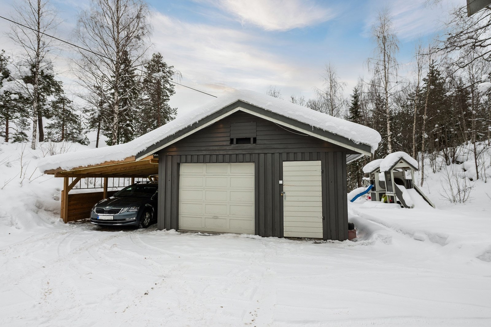Garasje og nyere etablert carport - God plass til to biler under tak. Galleribilde