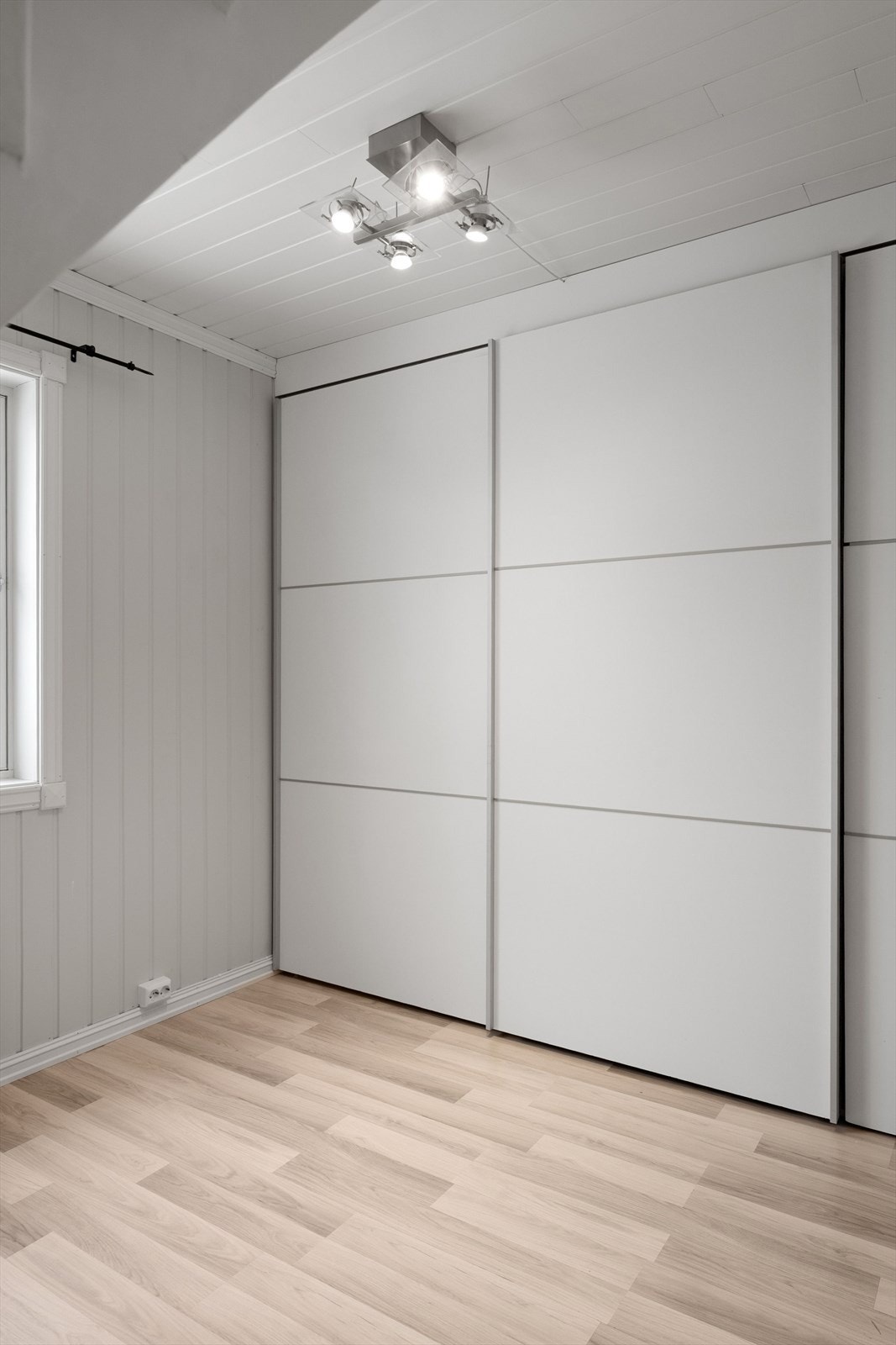 Stor skyvedørsgarderobe - God lagringsplass. Galleribilde