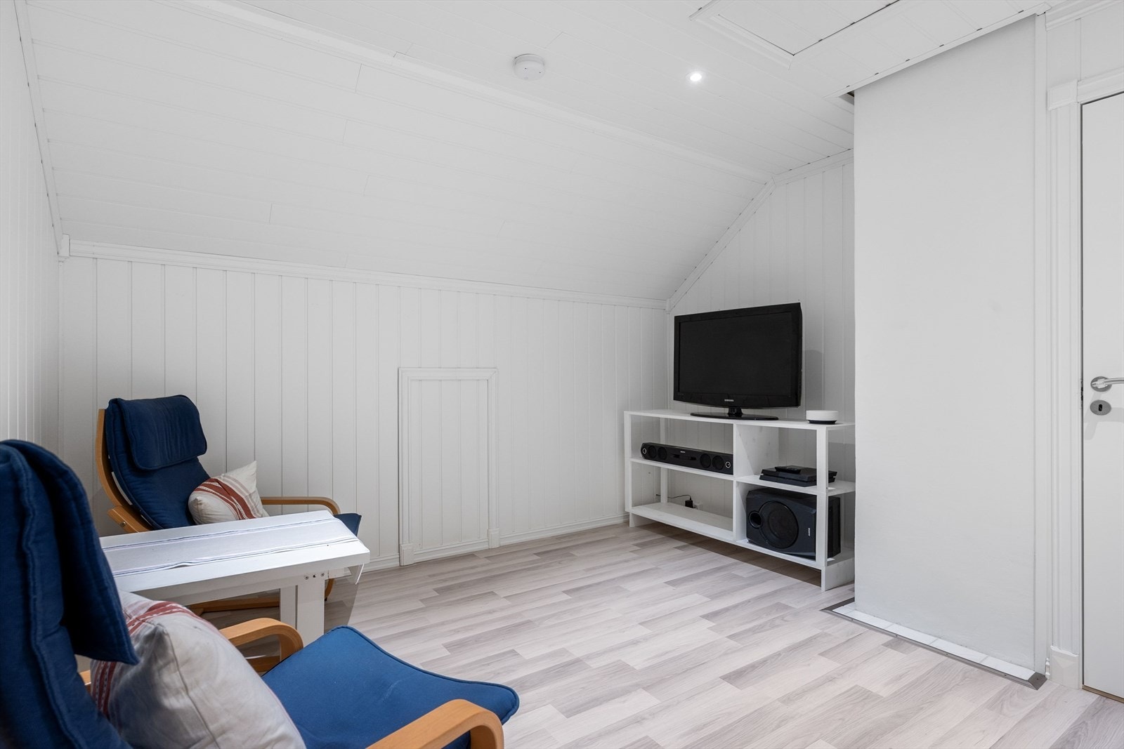 Loftetasjen består av to soverom med en stue i mellom - I tillegg er det god lagringsplass i bod og kneloft. Galleribilde