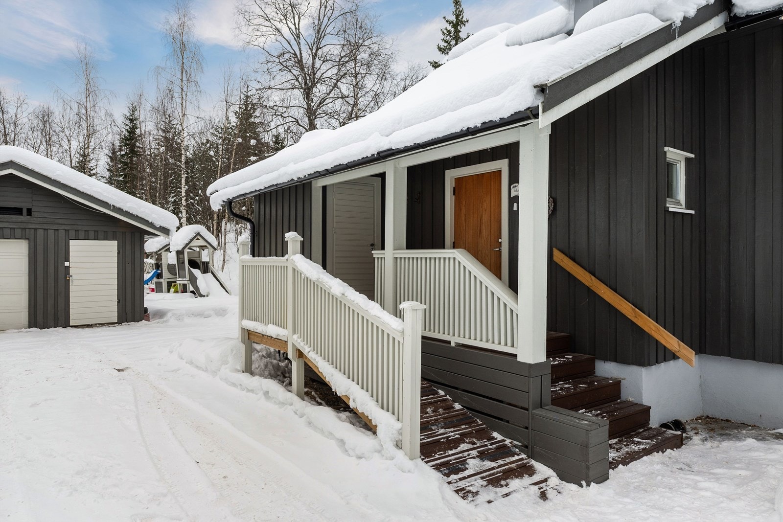 Inngangsparti med trapper og "rampe" for barnevogn. Galleribilde