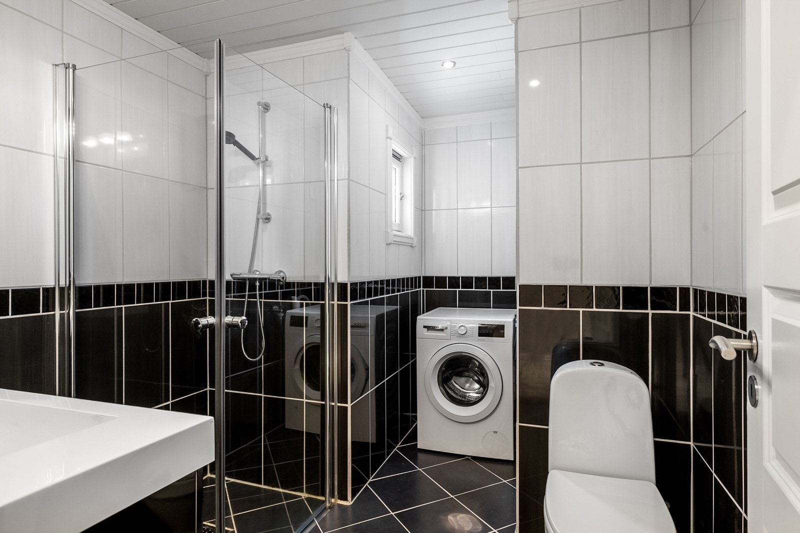 Helfliset baderom med egen nisje for vask/tørk. Galleribilde