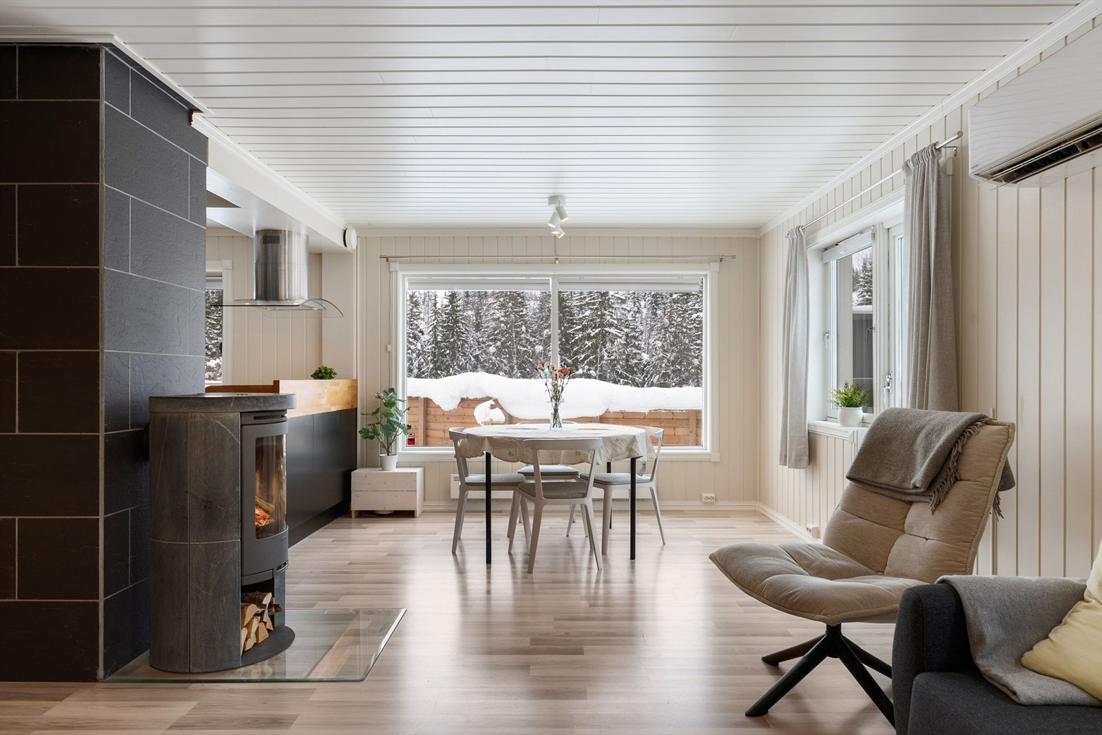 Det ønskes velkommen til en velholdt og koselig familiebolig med god planløsning. Galleribilde