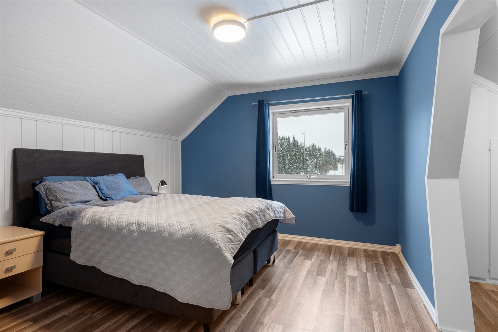 Stort soverom i 2. etasje med god plass til dobbeltseng og tilhørende møblement. Galleribilde