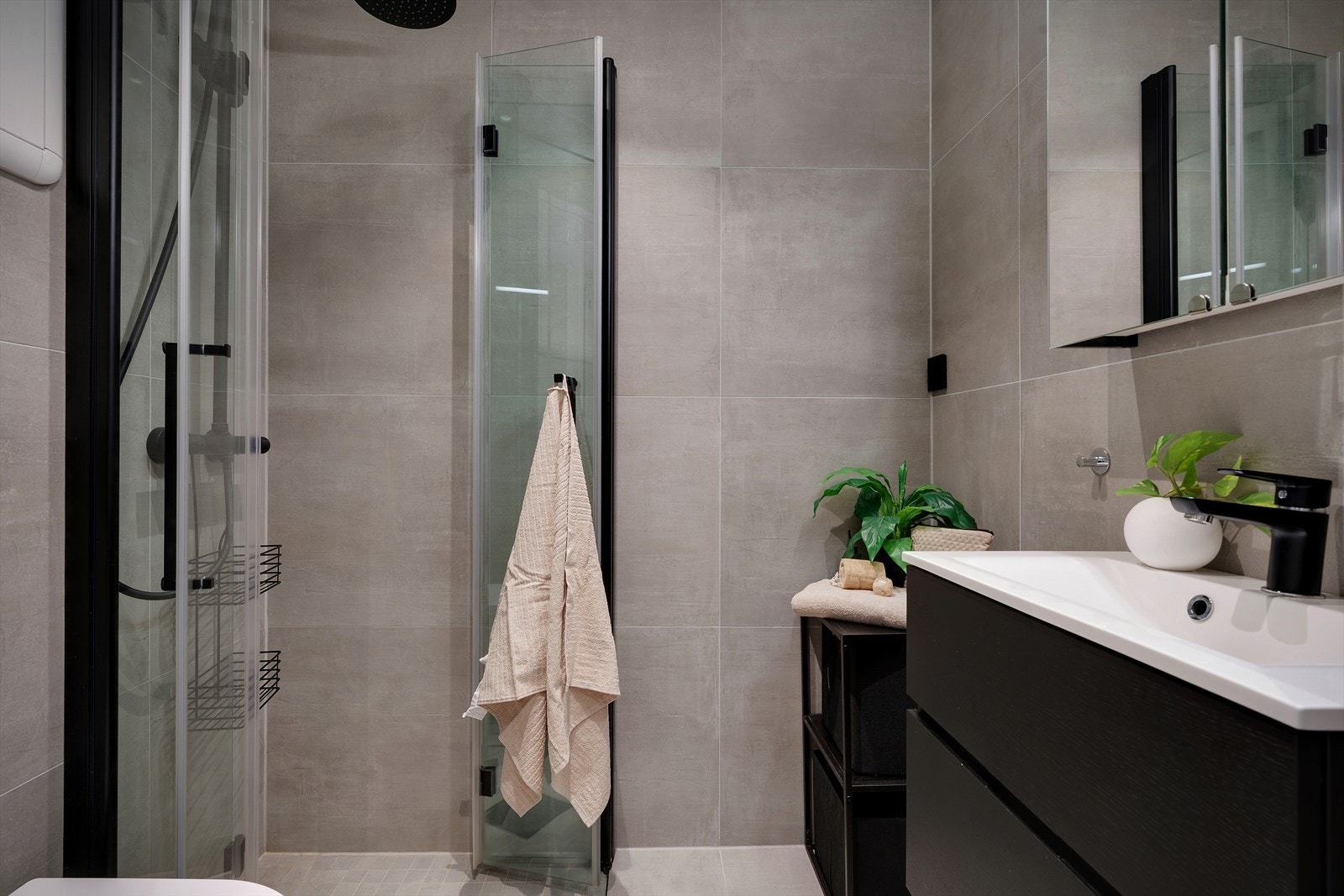 - Helfliset baderom med innfellbare dusjdører og regnfallsdusj - Galleribilde