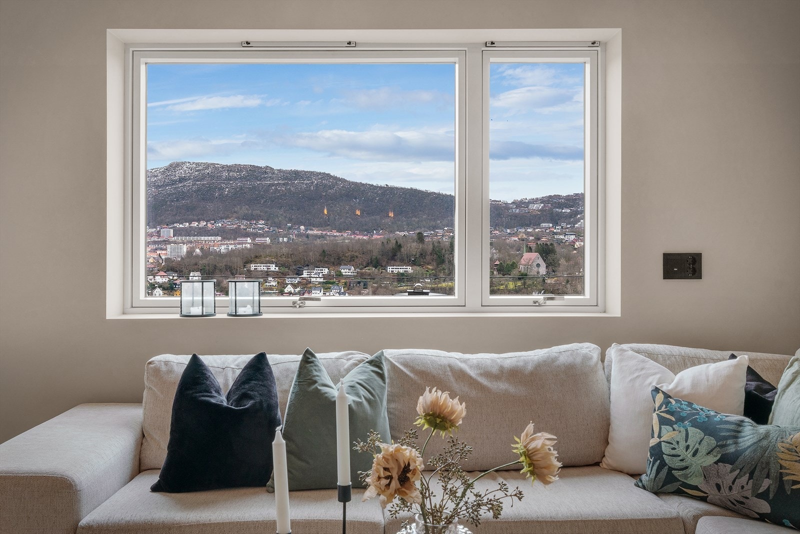 - I 2022 ble leiligheten pusset opp med nytt bad, kjøkken, rør-i-rør og elektrisk anlegg - Galleribilde