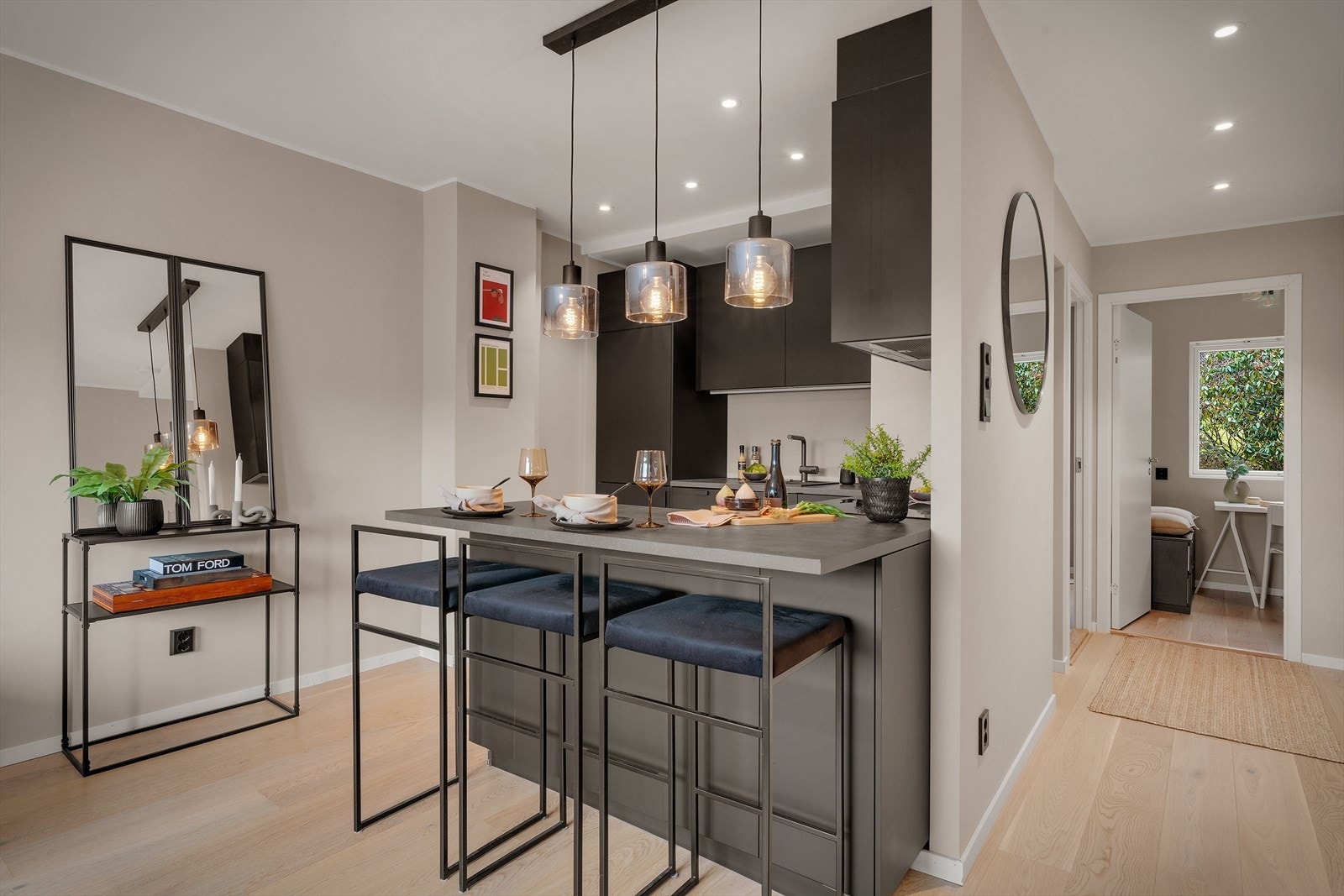 - Kjøkkeninnredningen er levert av Ikea, og har slette fronter og benkeplate i laminat - Galleribilde