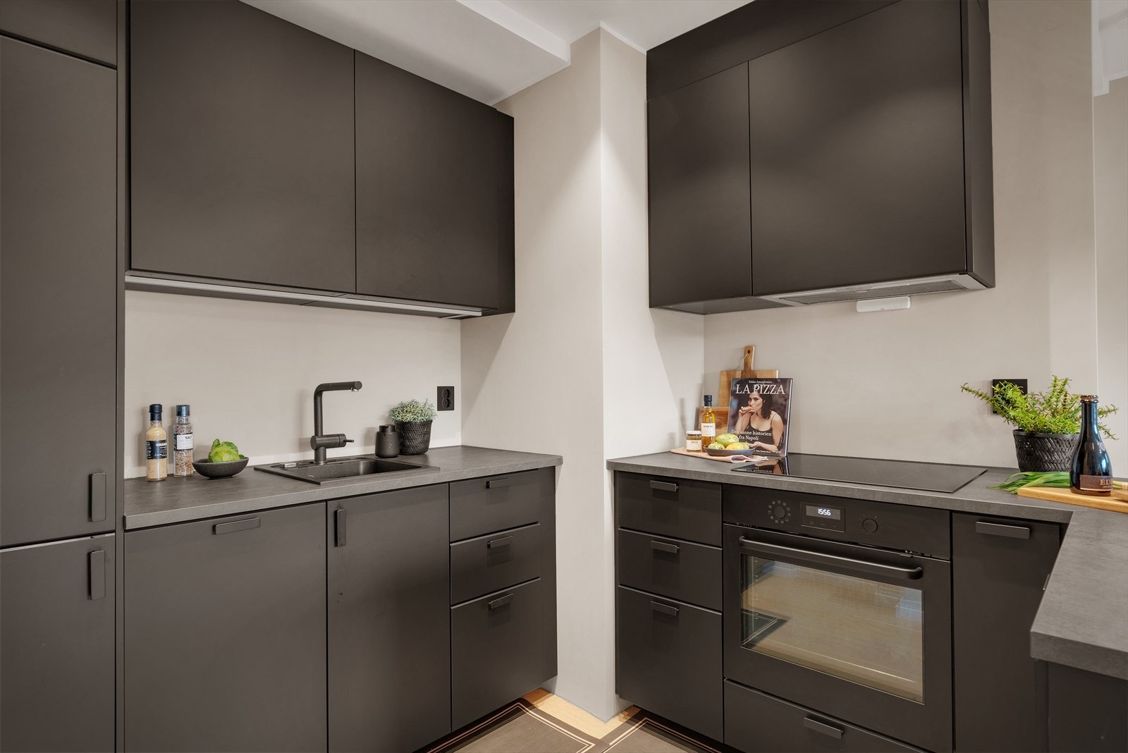 - Ny eier får gleden av integrert stekeovn, induksjonsplatetopp, oppvaskmaskin og kombinert kjøle-/fryseskap - Galleribilde