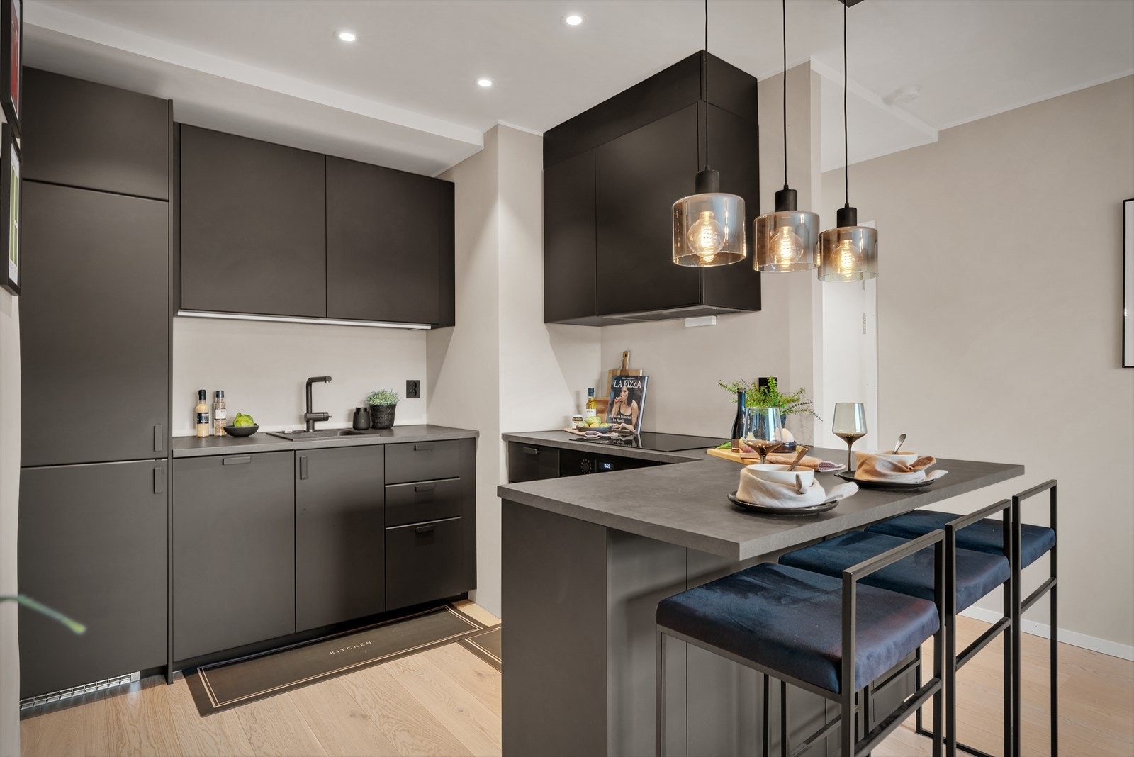 - Kjøkkenet har godt med lagringsplass samt benkeplass til matlagingen - Galleribilde