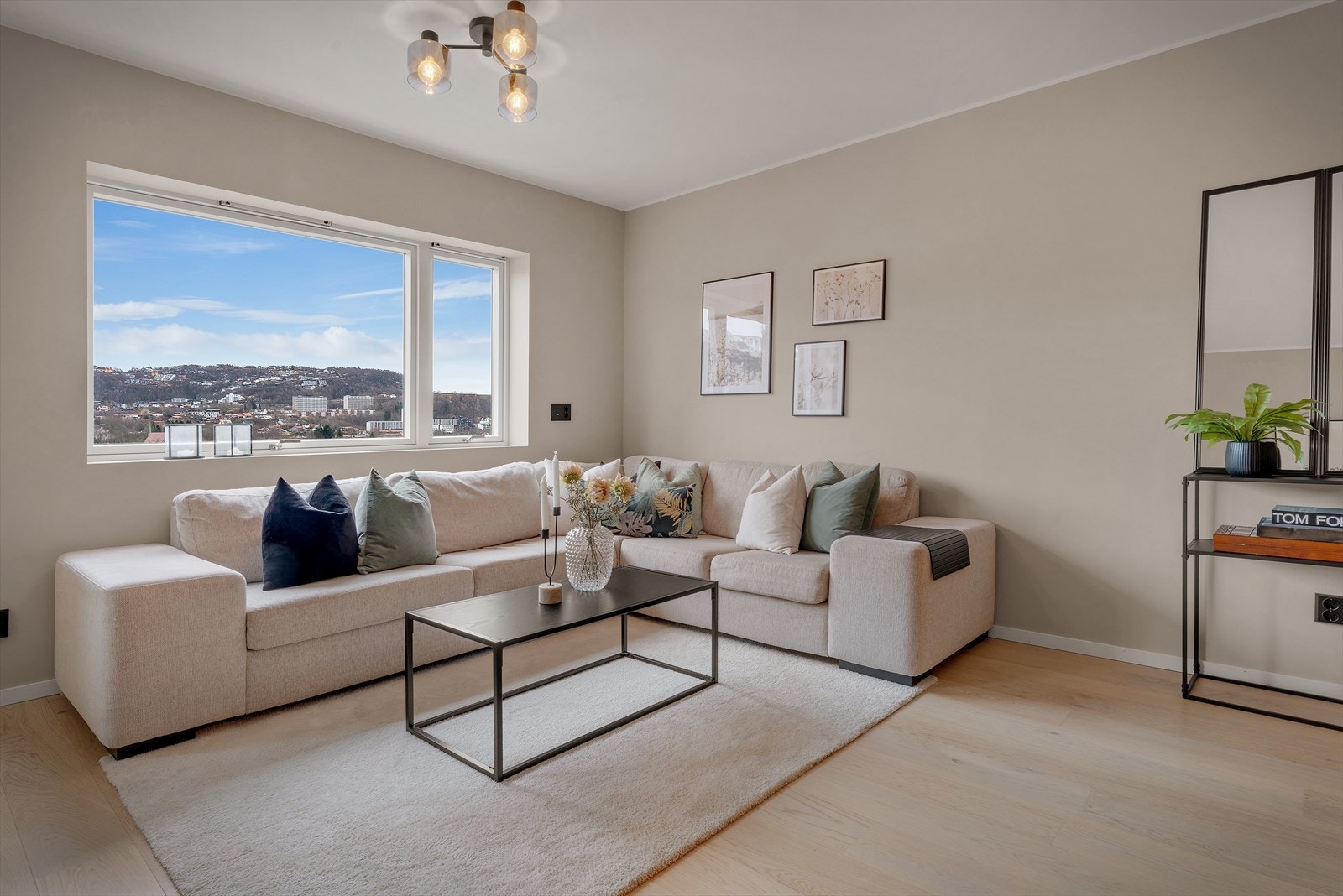 - Leiligheten er malt i delikate, tidsriktige fargetoner som gjør det enkelt å sette sitt eget preg - Galleribilde