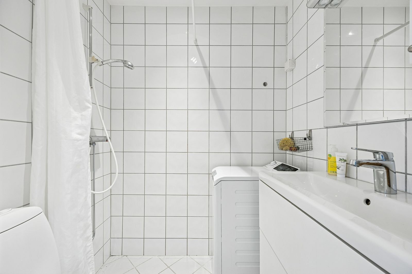 Pent, flislagt bad med varme i gulv og vaskemaskin Galleribilde