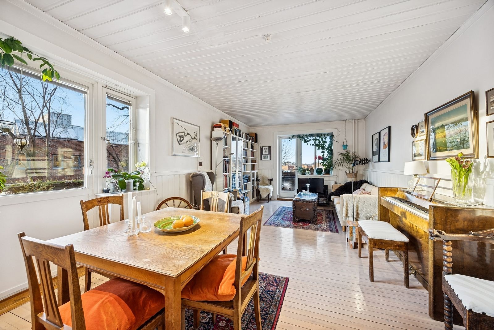 Romslig stue med store vindusflater Galleribilde
