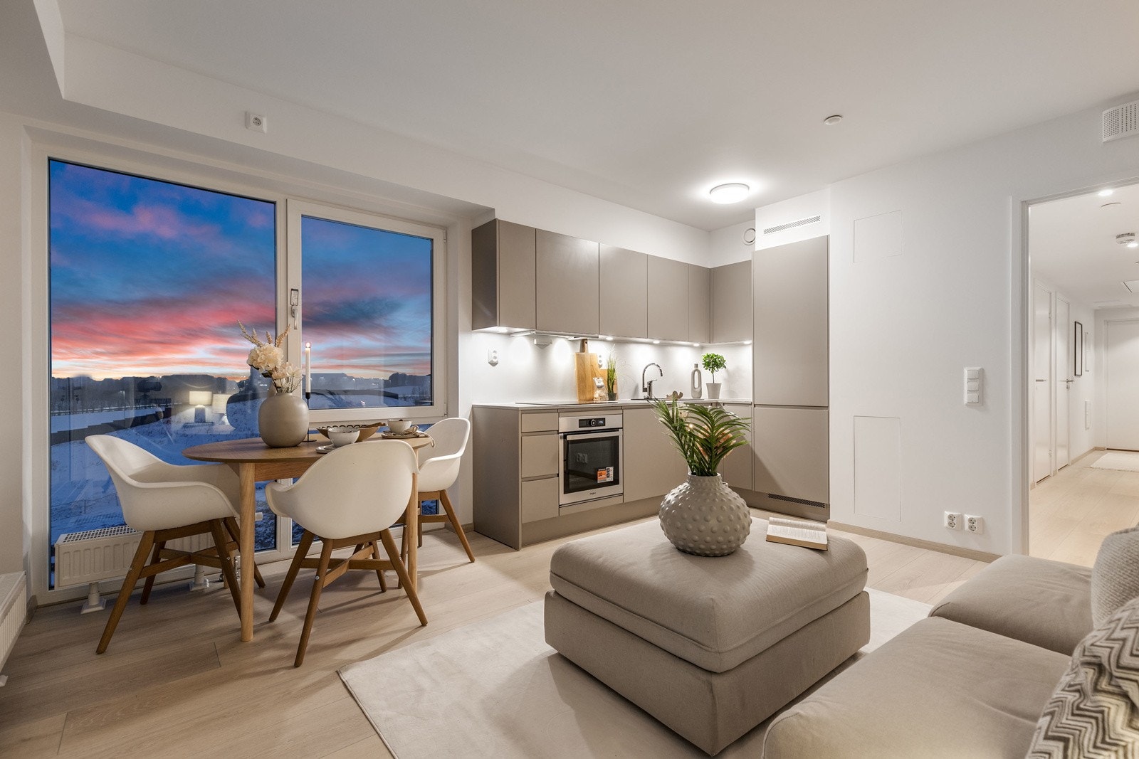 Leiligheten har en lys og innbydende planløsning, med store vinduer Galleribilde