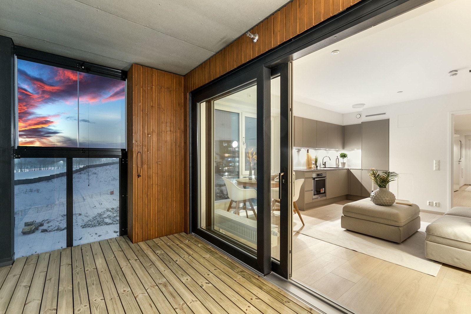 Utgang til en sydvestvendt innglasset balkong på 13 kvm Galleribilde