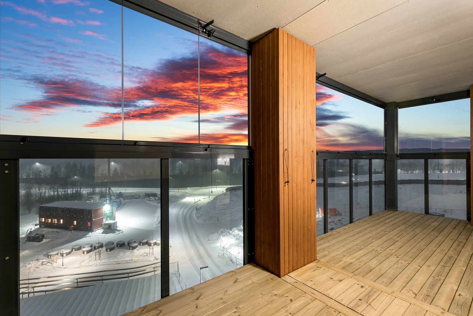 Utgang til en sydvestvendt innglasset balkong på 13 kvm Galleribilde