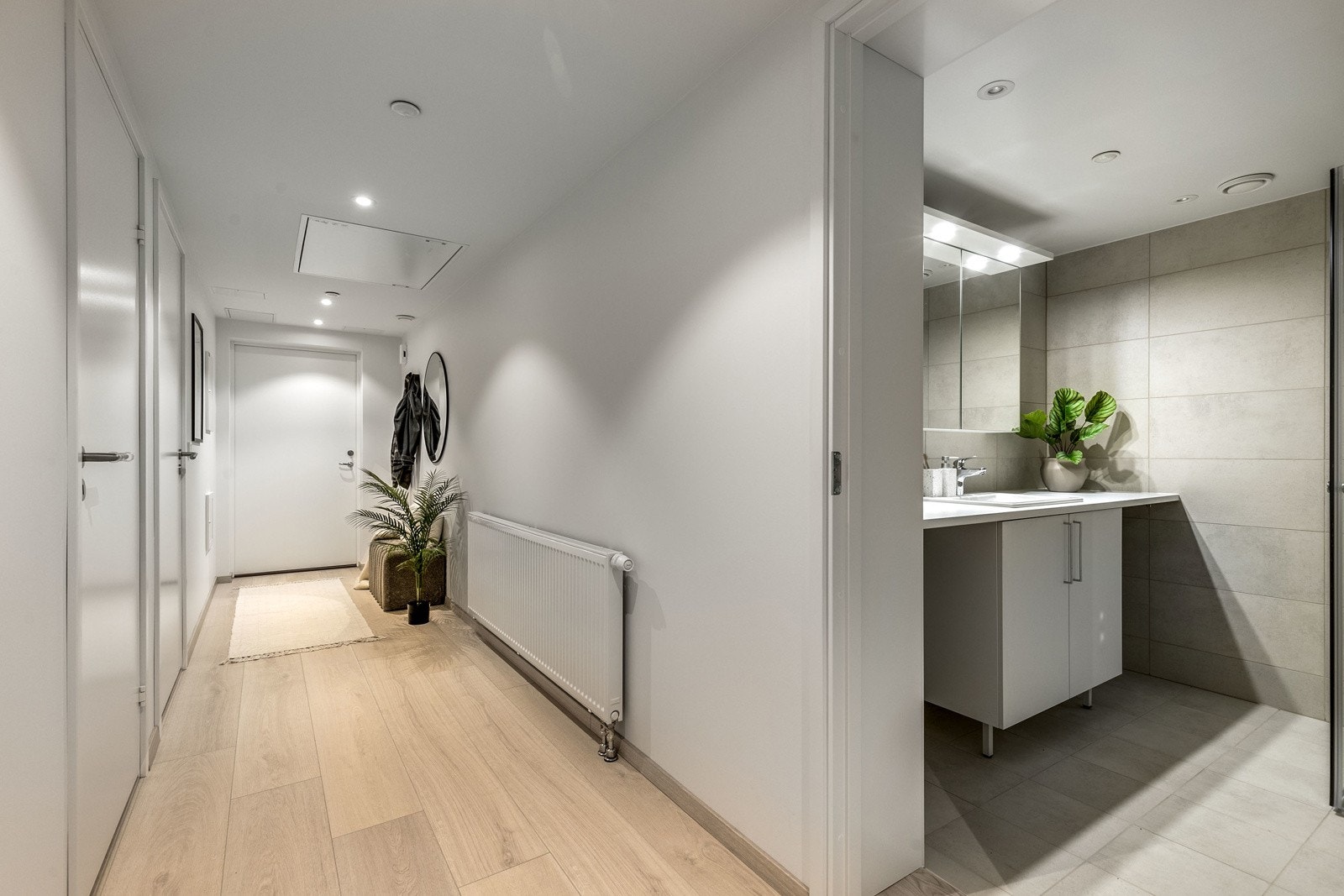 Flott entré/ gang med god avsatt plass til skapinnredning. Galleribilde