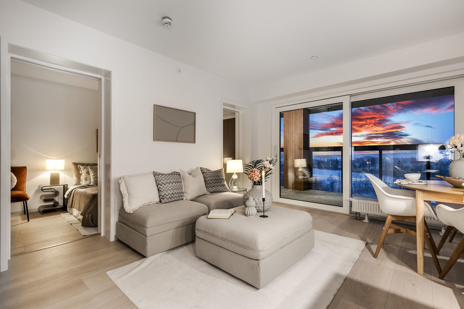 Leiligheten har en gjennomført høy standard, med 1-stavs lys laminat på gulv og listfrie vindussmyg. Galleribilde