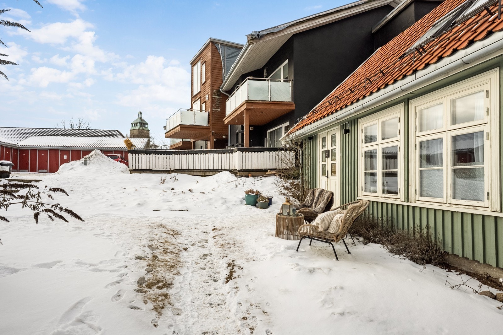 For pendlere er det under 1 km til togstasjonen og lett ankomst til E6. Galleribilde