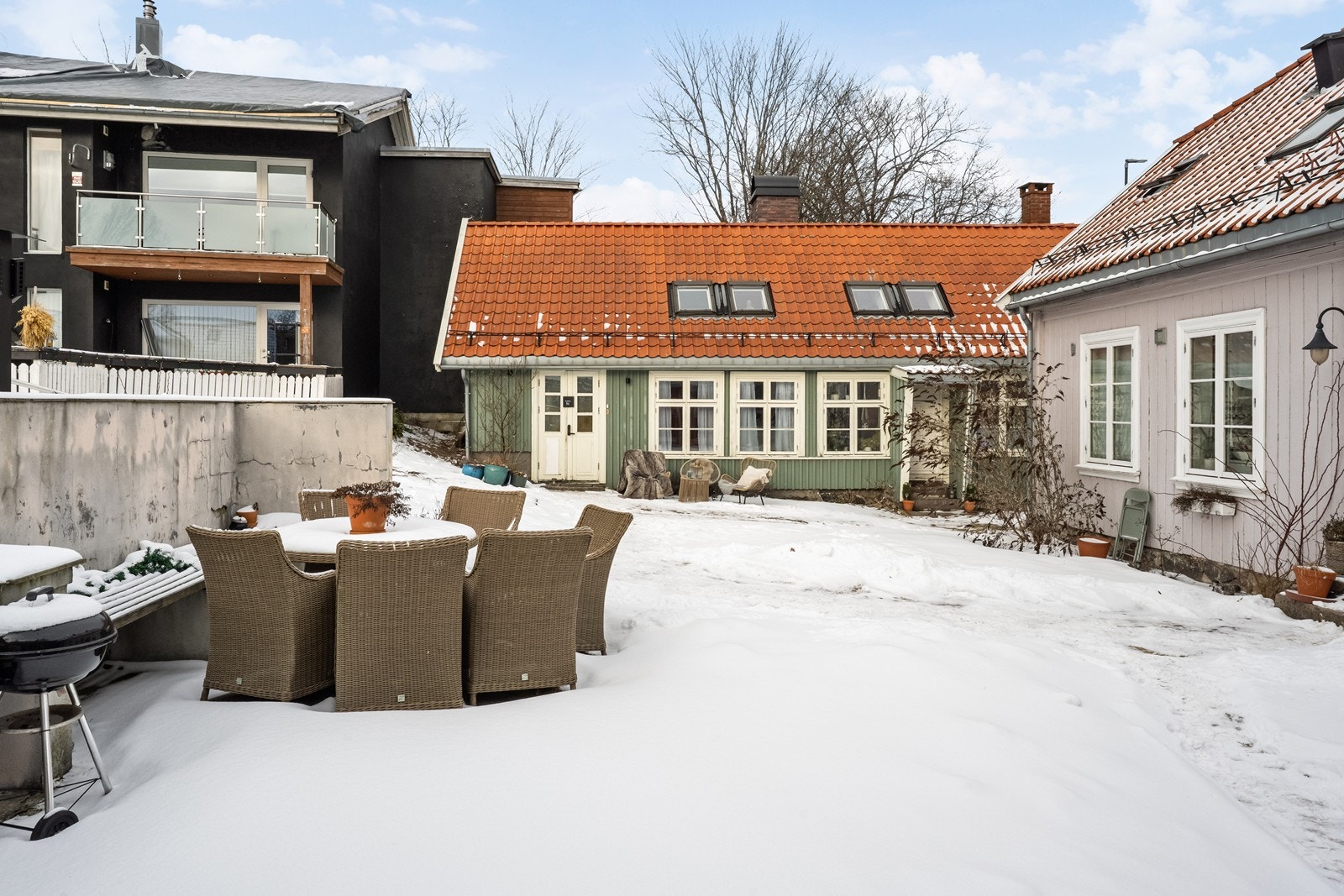 En sjarmerende selveierleilighet i en vertikaldelt tomannsbolig fra 1900, sentralt på Skarmyra. Galleribilde