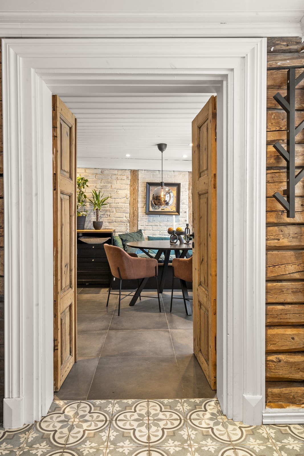 Fra entréen ledes du inn mot kjøkkenet, med originale tømmervegger. Galleribilde