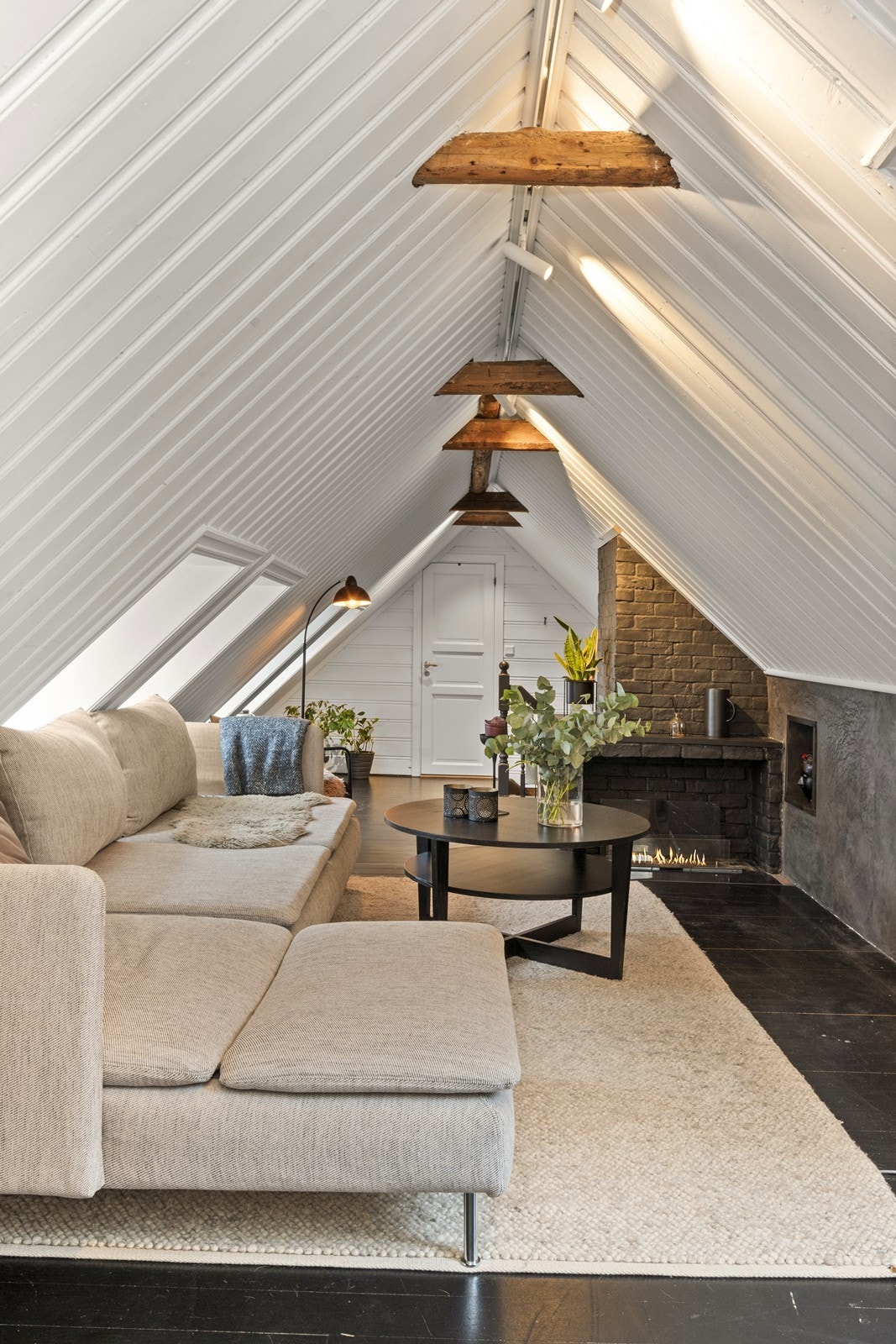 Loftstuen har en koselig atmosfære med skråtak, synlige bjelker og god plass til sofagruppe. Galleribilde