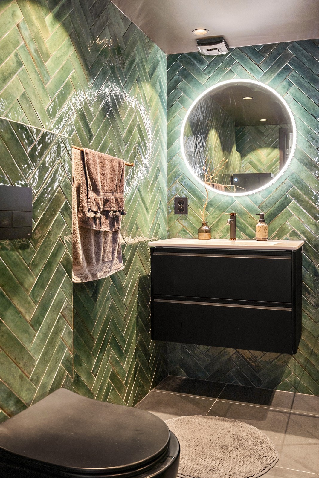 Innredningen består av en nedfelt servant med underskap og et speil med integrert belysning. Galleribilde