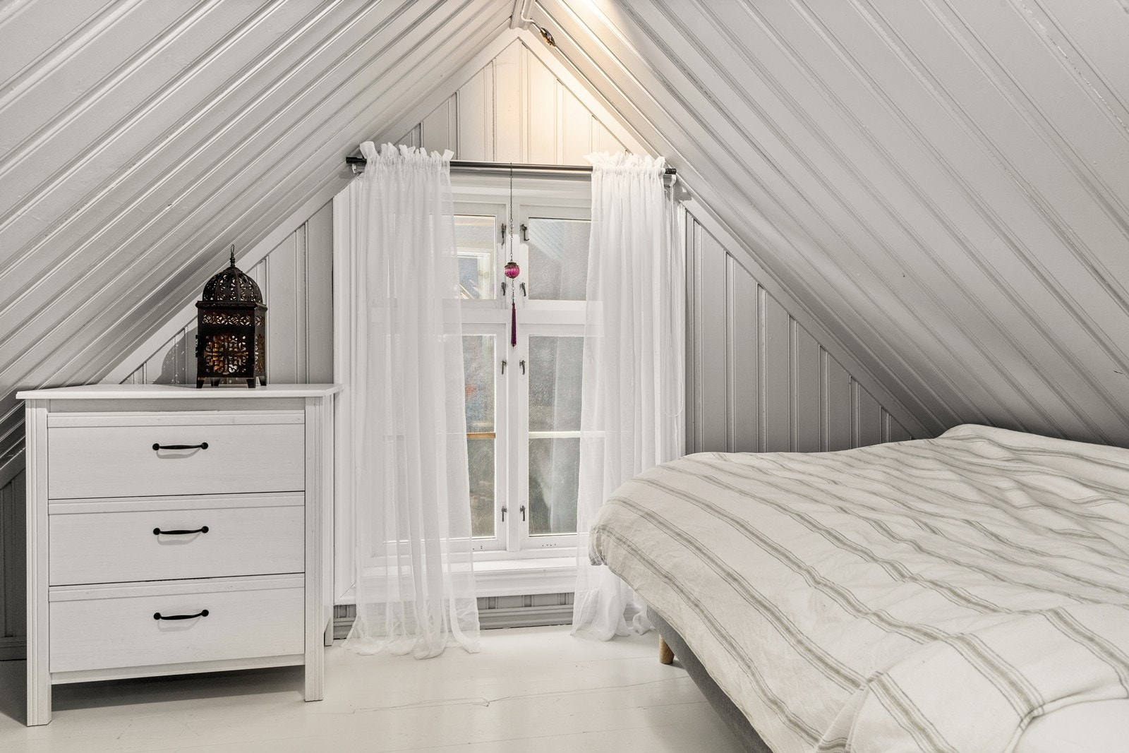 Begge soverommene er plassert i den rolige loftsetasjen, adskilt fra oppholdsrommene nede. Galleribilde