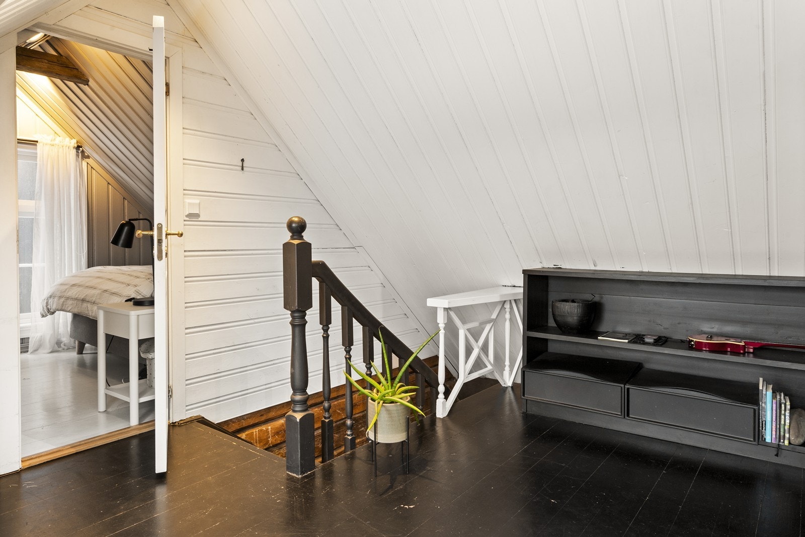 Fra toppen av trappen ser man inn mot det ene soverommet. Galleribilde