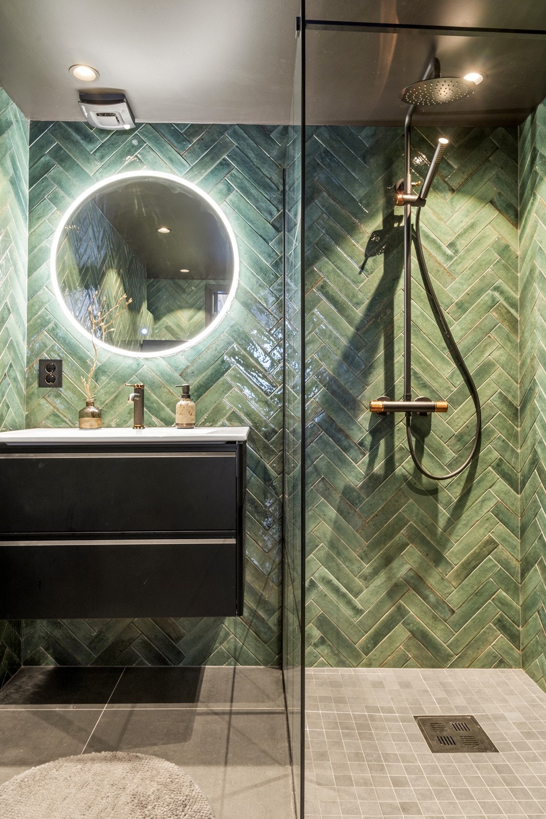 Dusjsonen er adskilt med en glassvegg og har en elegant regnfallsdusj. Galleribilde