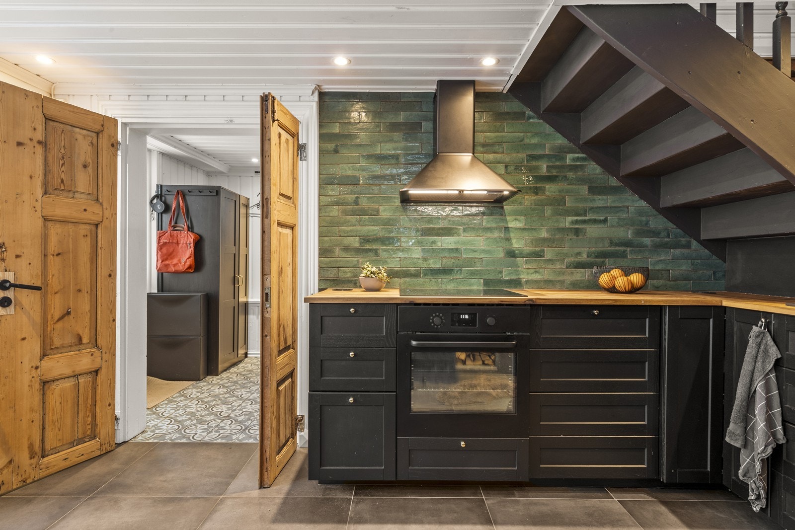 Kokesonen er praktisk utformet med integrert stekeovn, platetopp og ventilator med kullfilter. Galleribilde