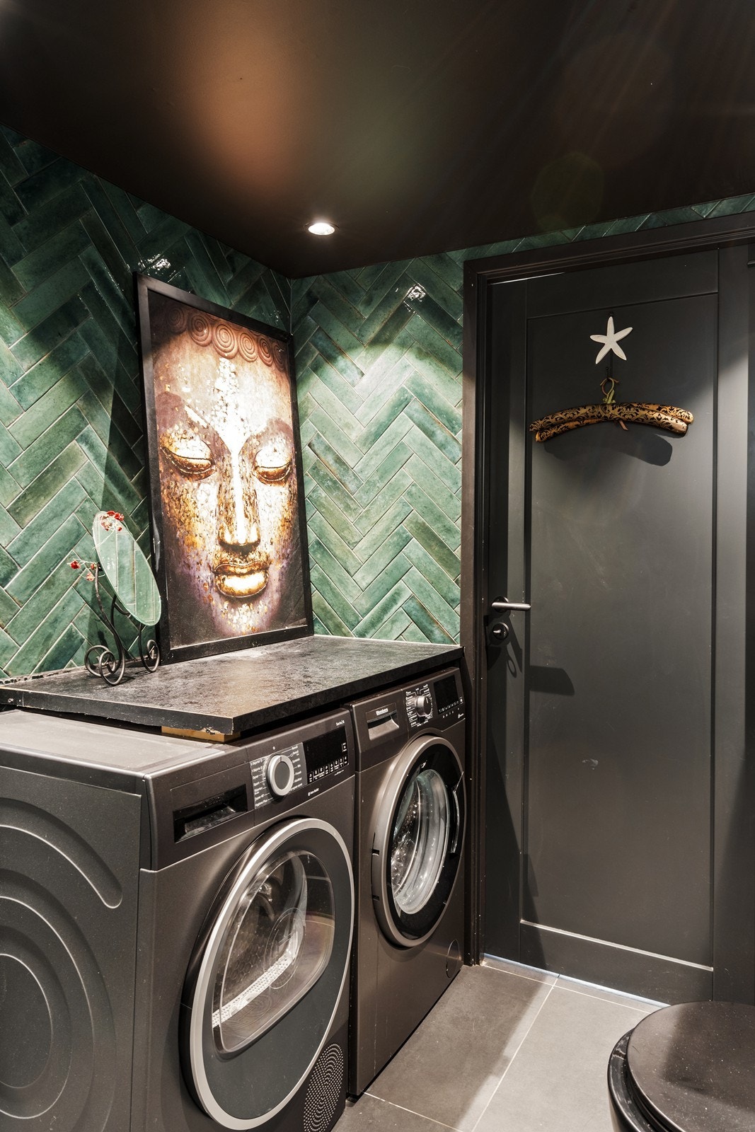 Det er også praktisk opplegg for vaskemaskin, som gjør badet til et kombinert vaskerom. Galleribilde