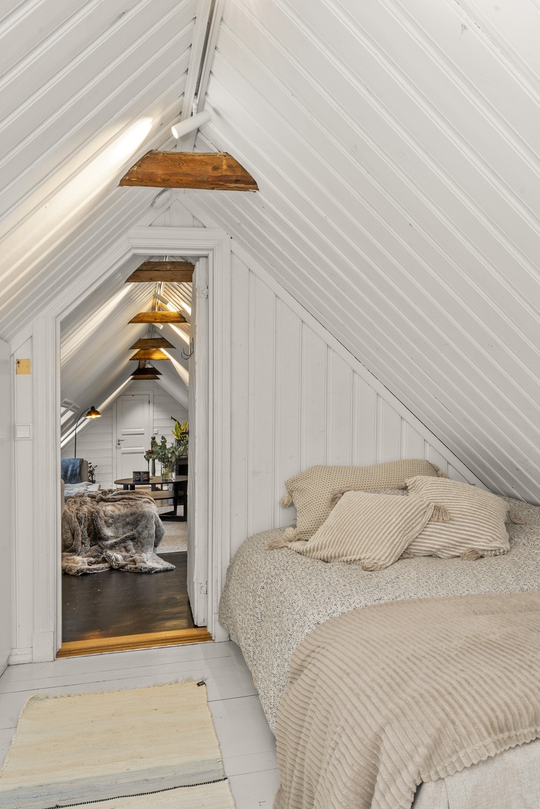 Rommet har malt heltre gulv og malte panelvegger, som resten av etasjen. Galleribilde