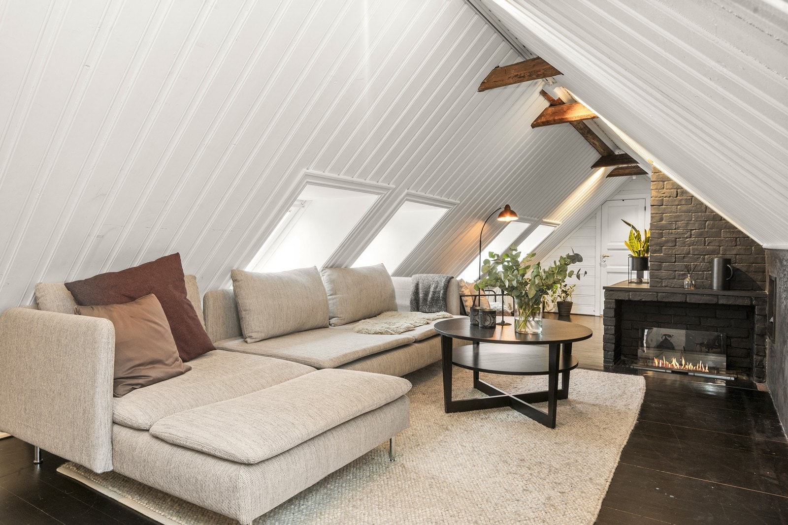 Takvinduene sørger for godt med naturlig lys i stuen. Galleribilde