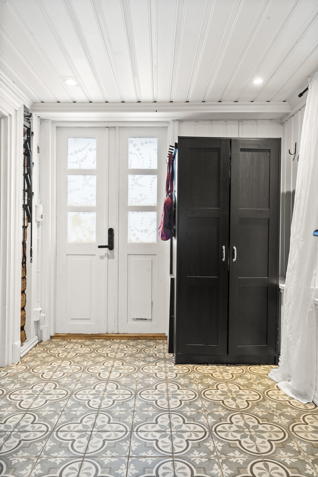 Inngangspartiet har et flislagt gulv med varmekabler og leder videre inn i boligen. Galleribilde