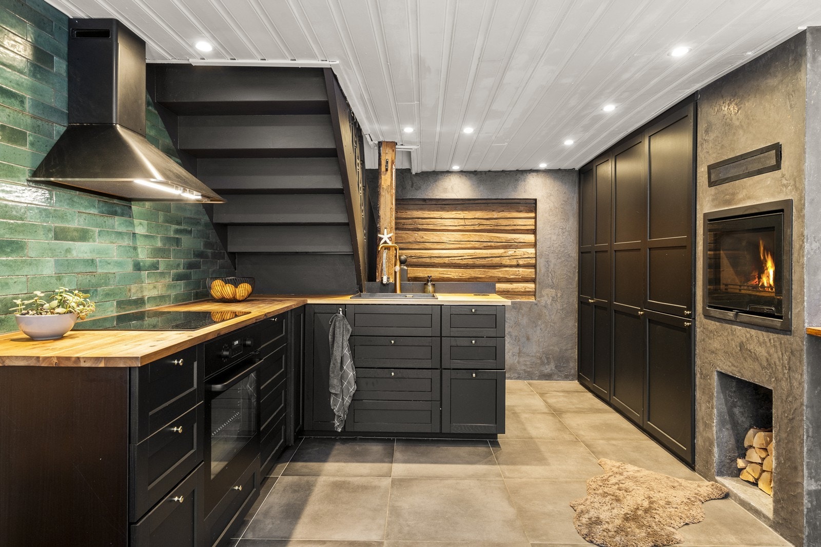 Boligen er vesentlig oppgradert innvendig i 2023, og kombinerer historiske detaljer med moderne standard. Galleribilde