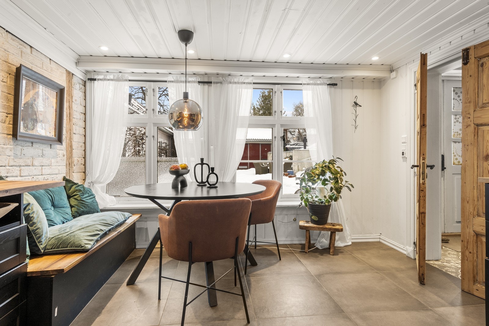 De store vinduene slipper inn rikelig med dagslys. Galleribilde