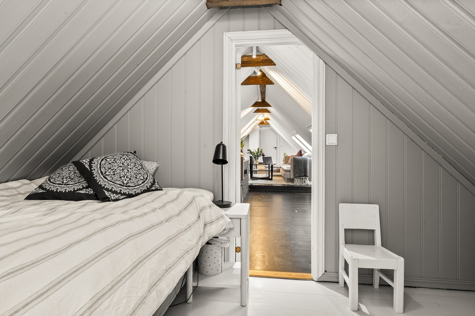 Det andre soverommet er også lyst og trivelig, med plass til seng og møblement. Galleribilde