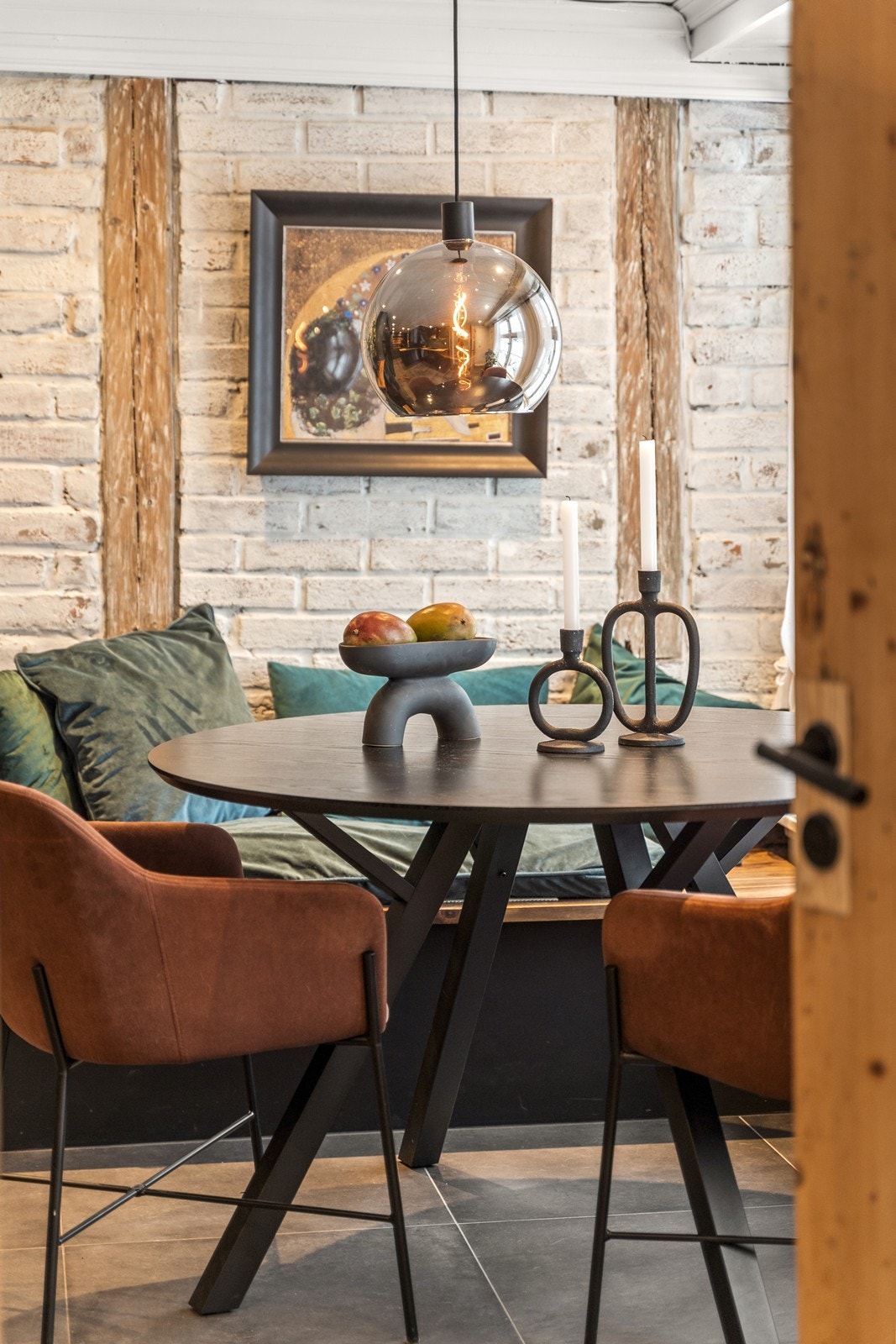 Eksponert teglstein er et av flere elementer som gir boligen særpreg. Galleribilde