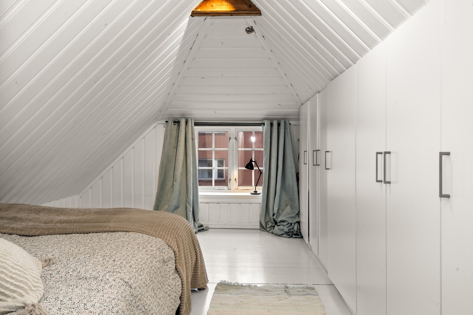 Det ene soverommet er romslig og har plassbygde garderobeskap for effektiv oppbevaring. Galleribilde