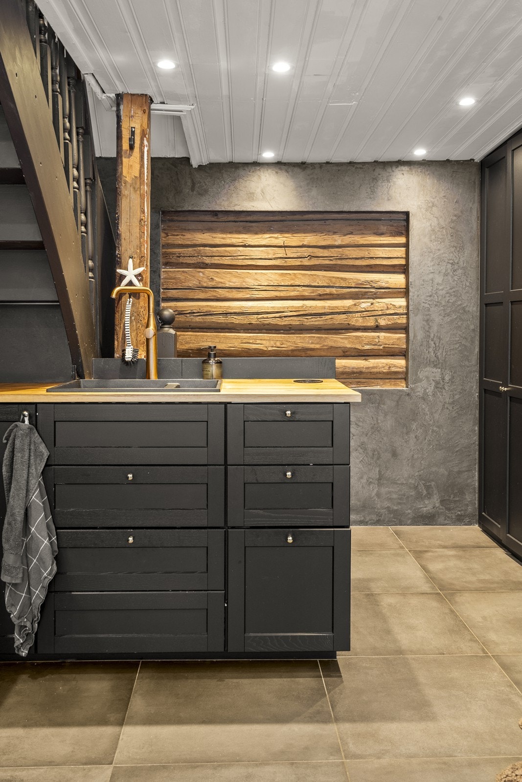 Her er det en fin balanse mellom moderne løsninger og bevarte, originale materialer. Galleribilde