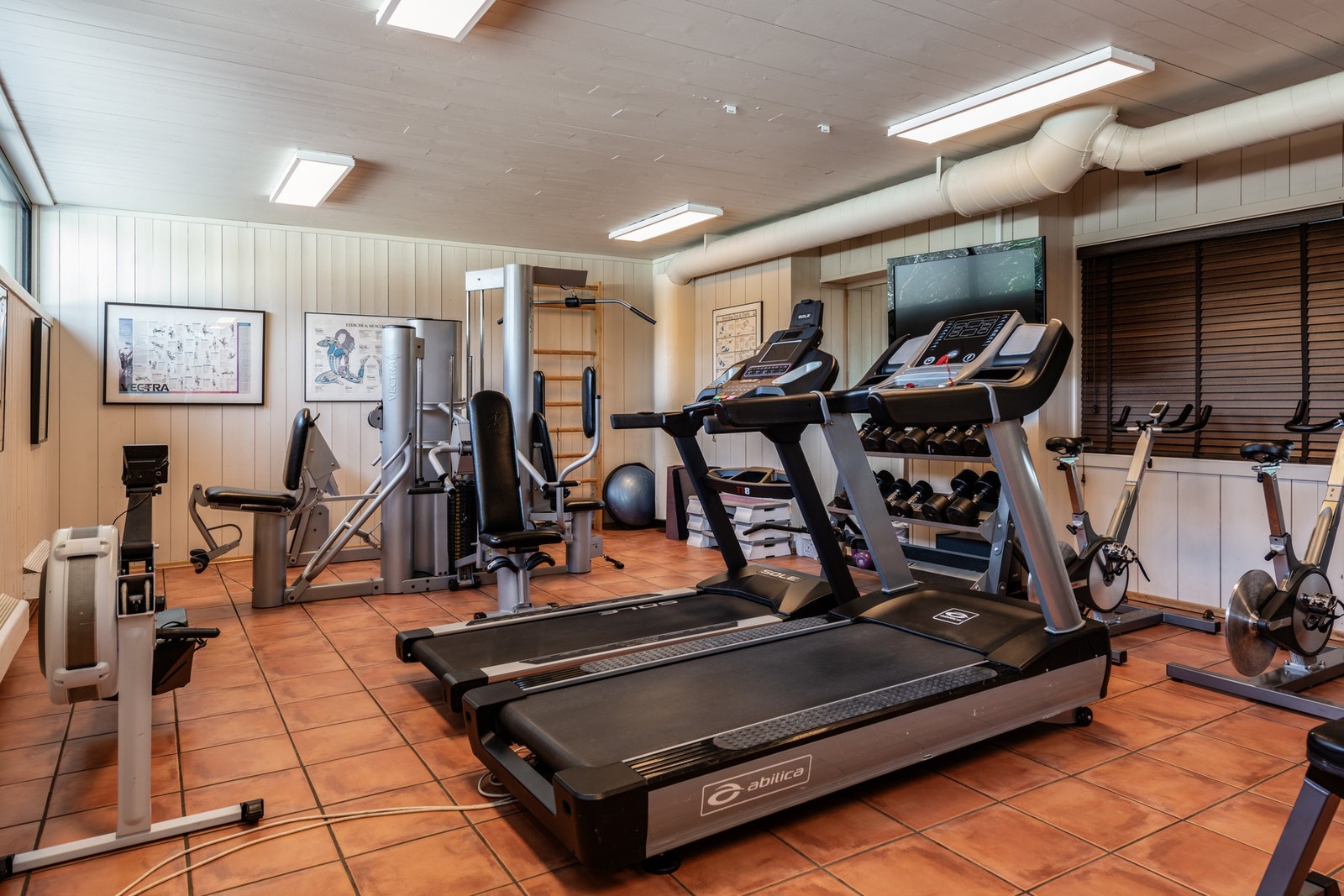 Treningsrom med diverse apparater Galleribilde